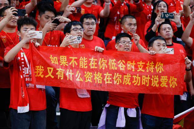 西蒙斯称赞队友突破助攻，布朗的表现尤为突出
